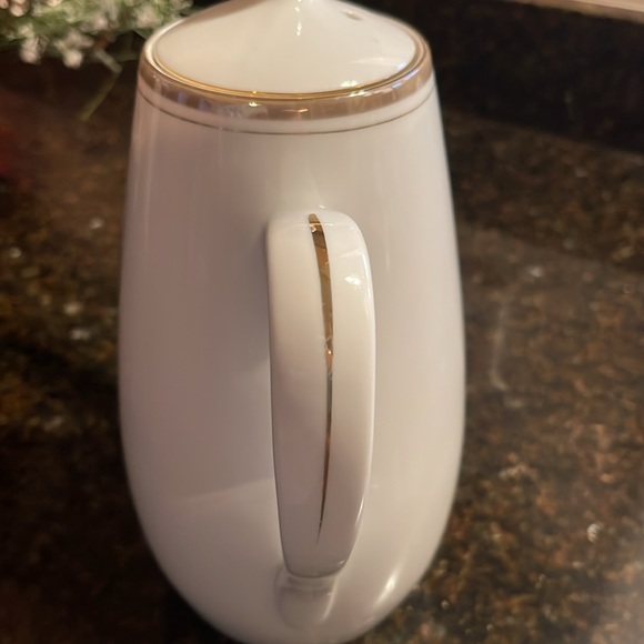 Vintage Royalton China Company Porcelain Teapot with some wear from age and use - Picture 9 of 14